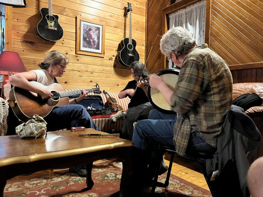 Highlands Hostel fiddle music jam session Sept 10, 2023.
